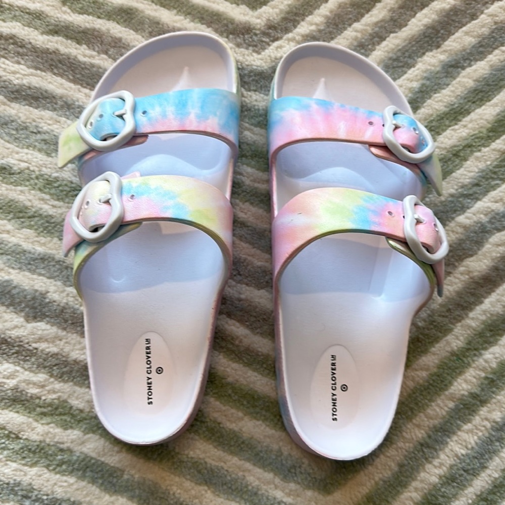 Stony clover/target sandals